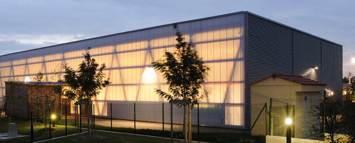 Bâtiment illuminé avec un bardage en polycarbonate alvéolaire
